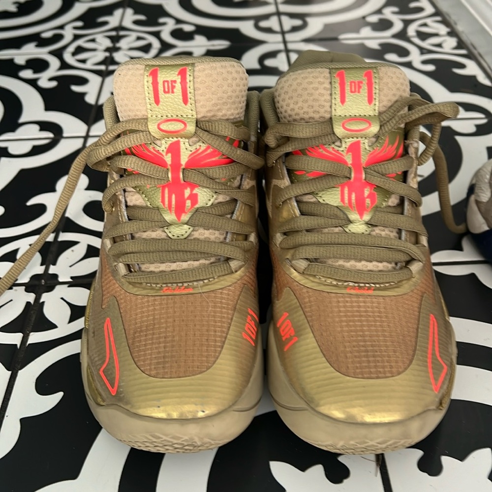 Worn 3x on court only never touched concrete